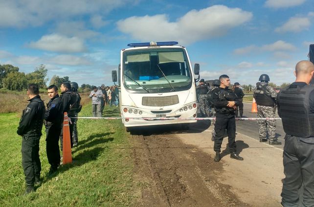 Intensa búsqueda de los presos que se fugaron en un ataque a un móvil del Servicio Penitenciario