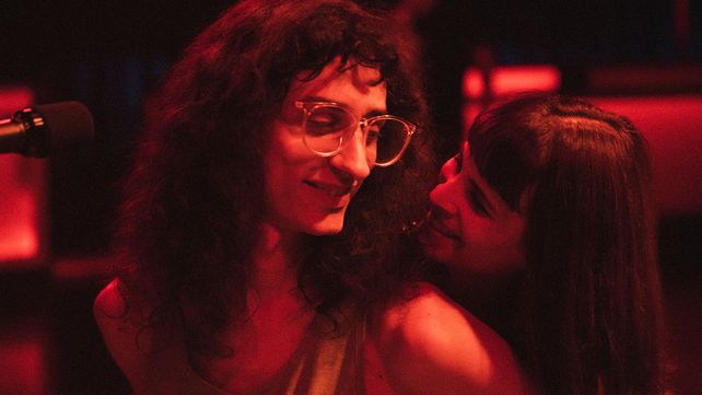 Iván Hochman y Micaela Riera como Fito y Fabiana Cantilo.