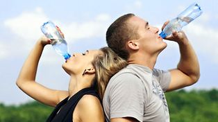 Un estudio revela que beber agua mejora el humor y baja la tensión