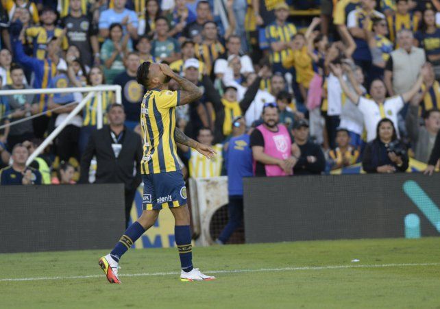 Julián Velázquez debutó ante Indeendiente; ingresó desde el banco y convirtió.