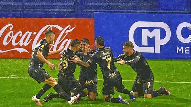 Facundo Farías está en duda para el partido del viernes que Colón jugará ante Aldosivi.