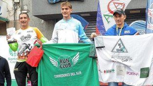 Carlos Johnson junto a Arias y Oliva, los ganadores de la maratón Aristóbulo Corre.