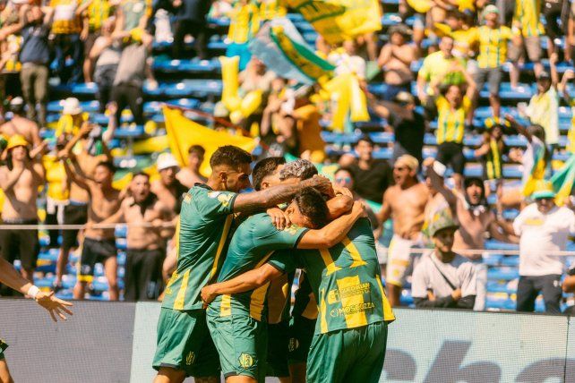 Aldosivi pegó primero en el Gigante ante San Martín de Tucumán.