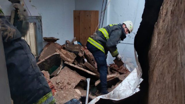 Tragedia en Riobamba al 6600 de Rosario. Bomberos Zapadores en el lugar donde se produjo el derrumbe y murió una mujer Tragedia en Riobamba al 6600 de Rosario. Bomberos Zapadores en el lugar donde se produjo el derrumbe y murió una mujer