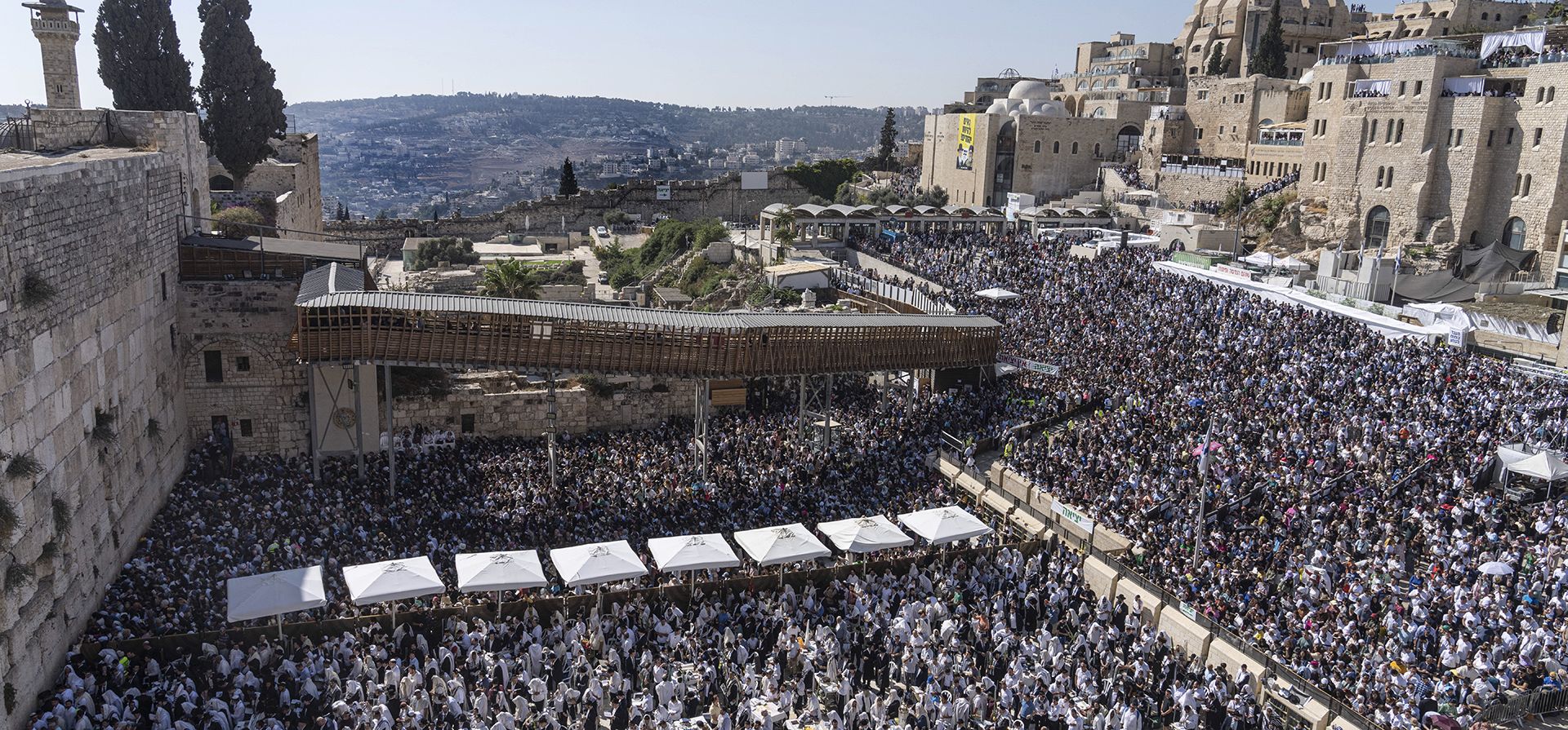 Hombres judíos rezan en una ceremonia de bendición durante la festividad judía de Sucot en el Muro Occidental, el lugar más sagrado donde los judíos pueden rezar, en la Ciudad Vieja de Jerusalén, el miércoles 12 de octubre de 2022.