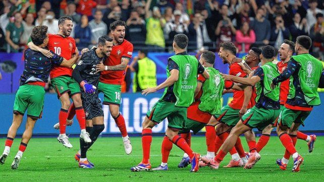 Eurocopa: Costa salvó a Cristiano y Portugal está en los cuartos de final