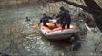 Buzos de Prefectura en el río Chubut, muy cerca de donde apareció el cuerpo.