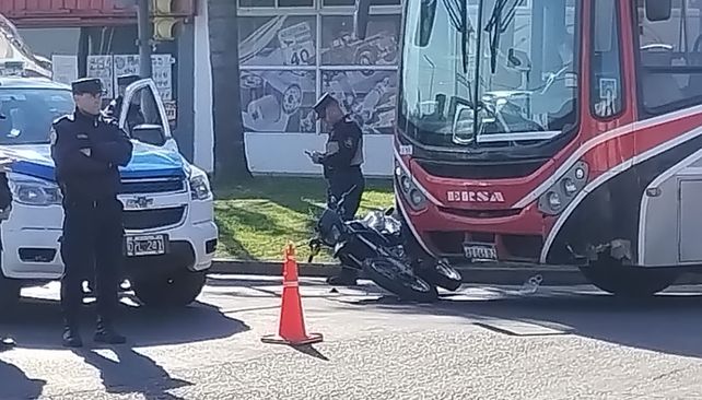 Un motociclista resultó lesionado al intentar pasar por la derecha a un colectivo que realizaba un giro. Ocurrió en transitaba esquina de Paraná
