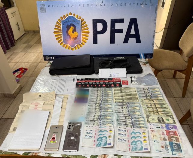 Parte del dinero secuestrado luego de los allanamientos por la ciberestafa