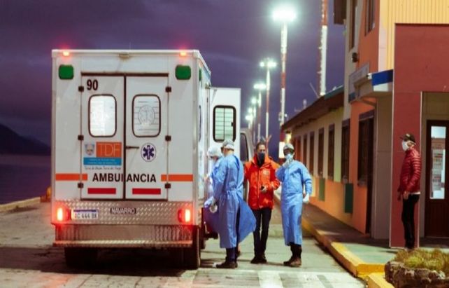 Puerto. Una ambulancia y enfermeros asisten en el muelle fueguino.