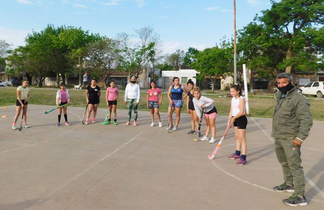 La Asociación Hockey Solidario realiza los entrenamientos en el playón de Blas Parera y Gorostiaga en Villa Hipódromo.