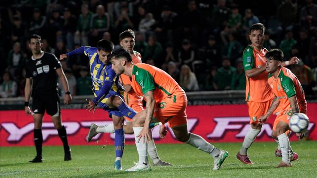Rodeado de cuatro jugadores de Banfield