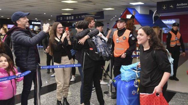 Un vuelo con 54 alumnos llegó este viernes a Argentina proveniente de la ciudad italiana de Roma