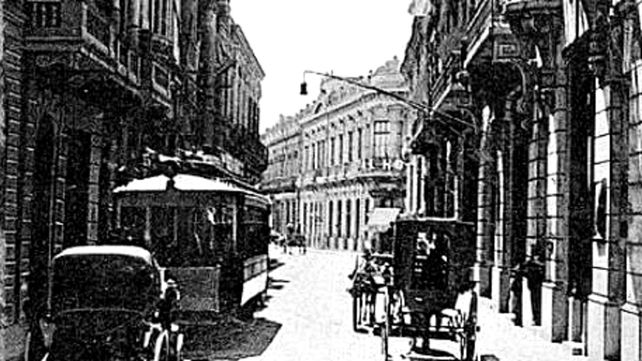 Calle San Lorenzo entre Libertad (luego Sarmiento) y San Martín entrado el siglo XX con la antigua Bolsa de Comercio a la izquierda.