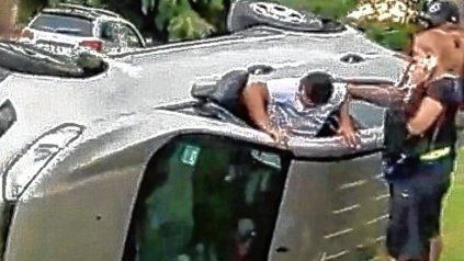 El Pulga Rodríguez saliendo del auto luego de ayudar a la mujer.