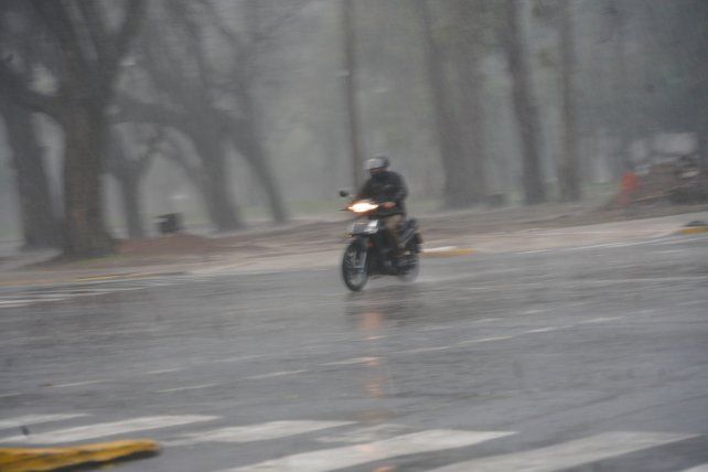Llovieron más de 75 milímetros en Rosario y se mantiene el alerta naranja
