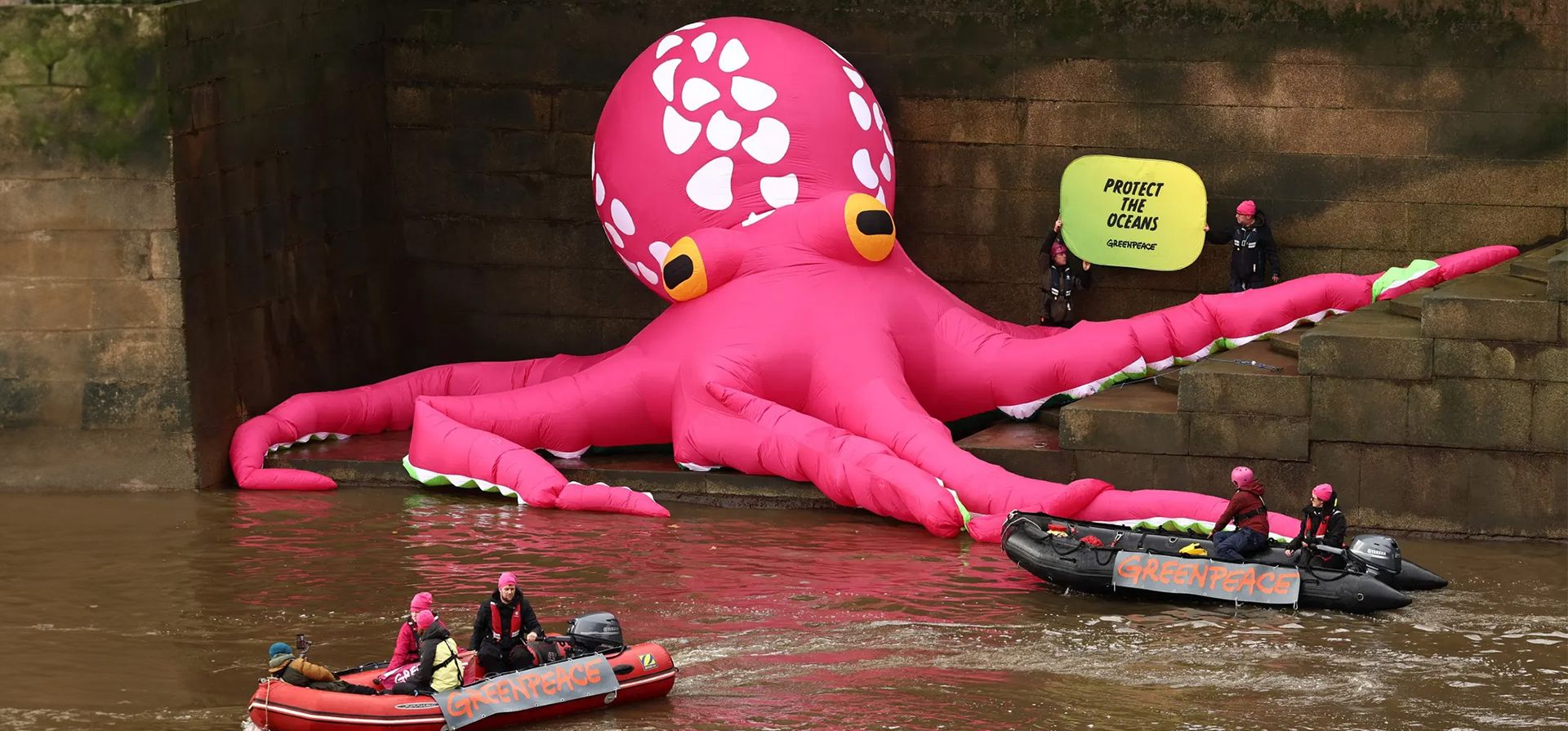 Un pulpo inflable gigante en la orilla del río Támesis junto a las Casas del Parlamento, durante la acción de Greenpeace destacando la necesidad de proteger los océanos, Londres, Reino Unido. Fotografía: Henry Nicholls/AFP/Getty Images Un pulpo inflable gigante en la orilla del río Támesis junto a las Casas del Parlamento, durante la acción de Greenpeace destacando la necesidad de proteger los océanos, Londres, Reino Unido. Fotografía: Henry Nicholls/AFP/Getty Images