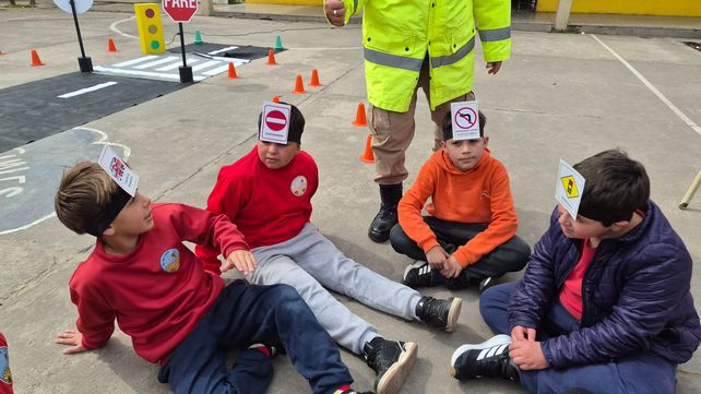 Aprender jugando: El municipio llega a las escuelas de Roldán con un programa de educación vial
