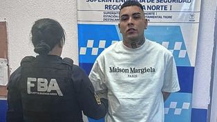 Detuvieron a Callejero Fino por llevar un arma de guerra con la numeración limada en una camioneta sin patente