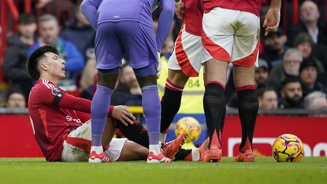 Lisandro Martínez sufrió una dura lesión en Inglaterra y será baja por al menos seis meses. (Foto AP/Dave Thompson)