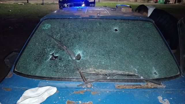 Dispararon balazos desde un auto en Rosario: hubo cuatro heridos, uno muy grave con un tiro en la cabeza