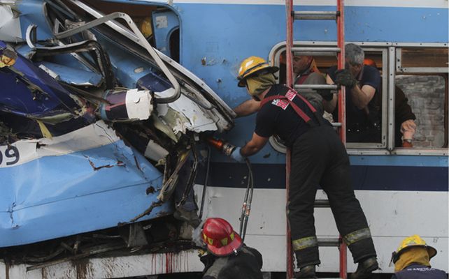 Una de las primeras imágenes de uno de los vagones del Sarmiento. (Foto: AP)