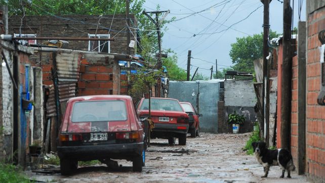 La familia atacada vive en una humilde casa en el interior de un pasillo sin salida a la altura de 27 de Febrero al 7800.