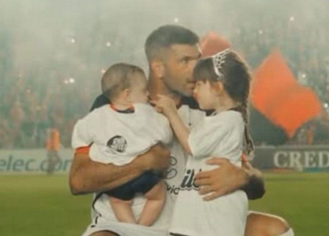 Gigliotti, feliz en Colón: Por fin tengo la mejor foto de todas dentro de una cancha