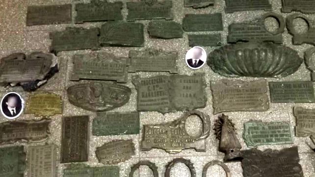 Dos detenidos por sustraer placas de bronce del cementerio La Piedad