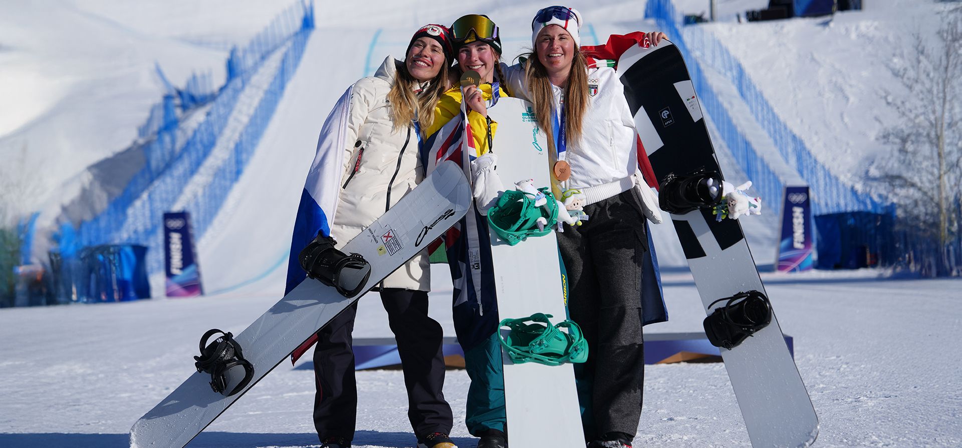 De izquierda a derecha, la checa Eva Adamczykova, medallista de plata; la australiana Josie Baff, medallista de oro; y la italiana Michela Moioli, medallista de bronce, celebran después de la final femenina de snowboard cross en los Juegos Olímpicos de Invierno de 2026, en Livigno, Italia, el viernes 13 de febrero de 2026. (Foto AP/Julia Demaree Nikhinson) De izquierda a derecha, la checa Eva Adamczykova, medallista de plata; la australiana Josie Baff, medallista de oro; y la italiana Michela Moioli, medallista de bronce, celebran después de la final femenina de snowboard cross en los Juegos Olímpicos de Invierno de 2026, en Livigno, Italia, el viernes 13 de febrero de 2026. (Foto AP/Julia Demaree Nikhinson)