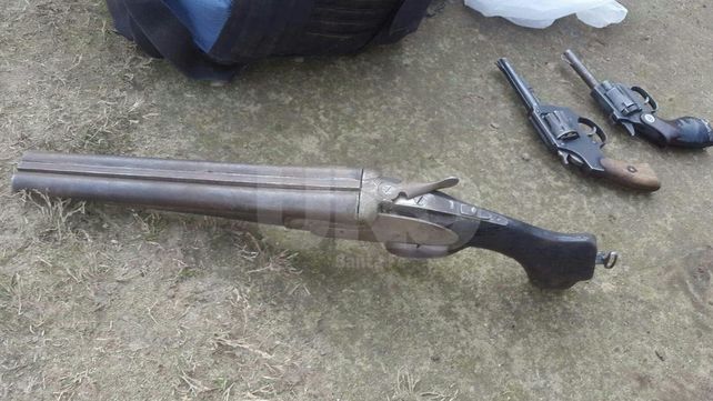 Santa Fe: tres detenidos con armas de fuego y 188 dosis de cocaína, tras un tiroteo en barrio Santo Domingo