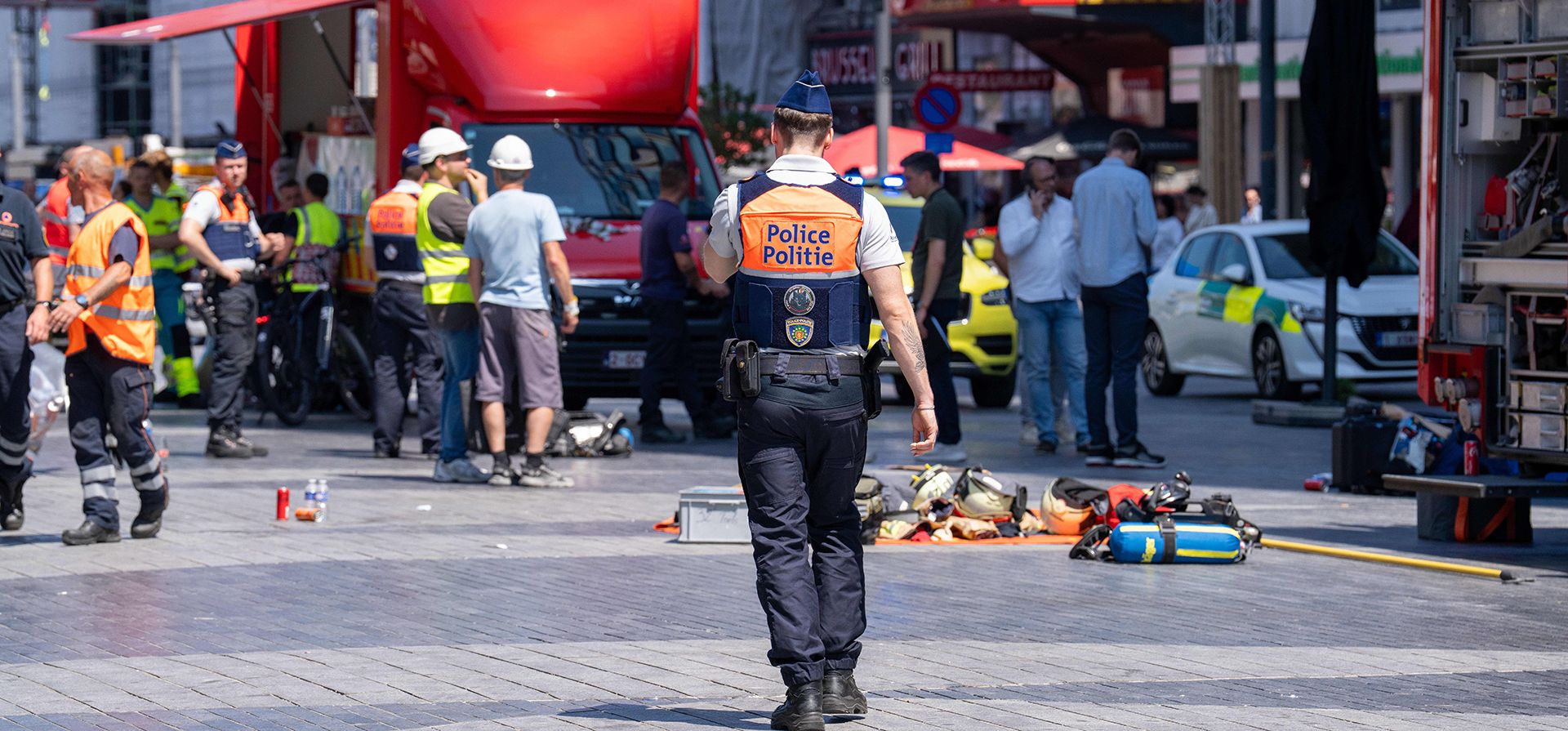Personal de emergencia en el lugar durante un incendio en un complejo de edificios en el centro de Bruselas, el martes 14 de julio de 2026. (Foto AP/Marius Burgelman) Personal de emergencia en el lugar durante un incendio en un complejo de edificios en el centro de Bruselas, el martes 14 de julio de 2026. (Foto AP/Marius Burgelman)