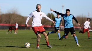 El Pipa Benedetto jugará desde el minuto inicial ante Barracas. Newells necesita sus goles.