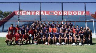 Matador. Plantel y cuerpo técnico de Central Córdoba posaron para La Capital en el Gabino Sosa.