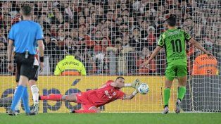 Franco Armani atajó un penal clave para que River gane la serie por penales.