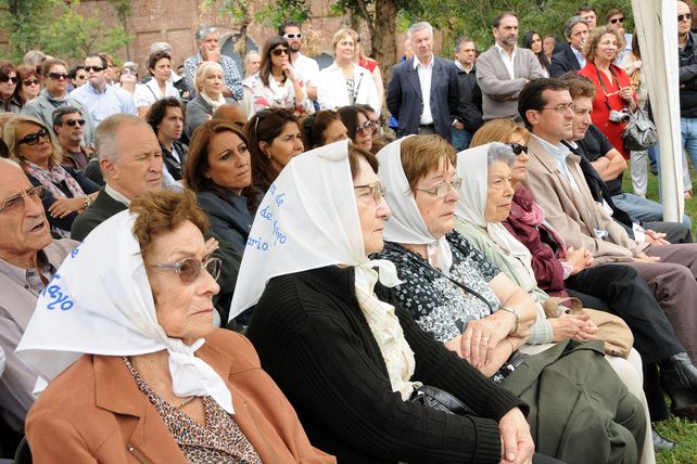 En el Bosque de la Memoria sembrando democracia: en primer plano, Madres de Plaza 25 de Mayo, atrás dirigentes socialistas de entonces participan del acto.