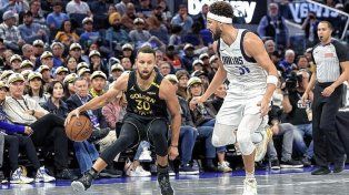 Curry la rompió en el triunfo de Golden State sobre Dallas por la Copa NBA.