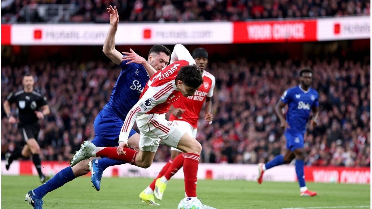 Arsenal le ganó agónicamente a Everton y sigue arriba en la Premier League