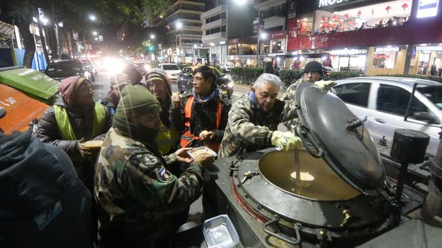 Asistencia frente al frío del invierno. Los ex combatientes hacen sus rondas&nbsp; nocturnas para repartir comida peparada y caliente.