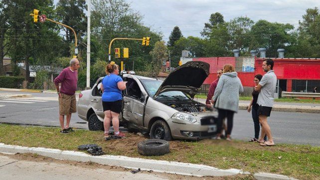 Impactante accidente en Colastiné: un auto chocó una columna y terminó en el cantero central de la Ruta 1