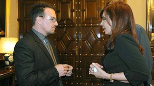 Bono visit&oacute; a Cristina: intercambiaron regalos, aut&oacute;grafos y reclamos