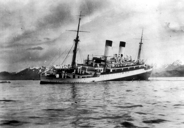 El Monte Cervantes, fuertemente inclinado, poco antes de hundirse en el canal de Beagle.