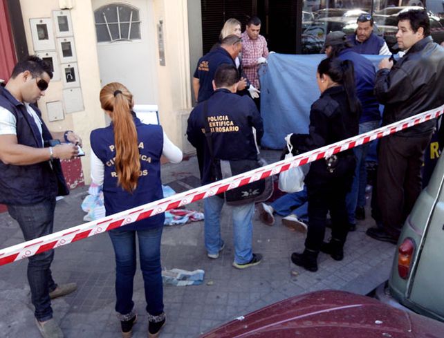 En la vereda. Los cuerpos quedaron frente a la puerta del pasillo donde vivía Norma Herrera junto a su hija y su yerno.