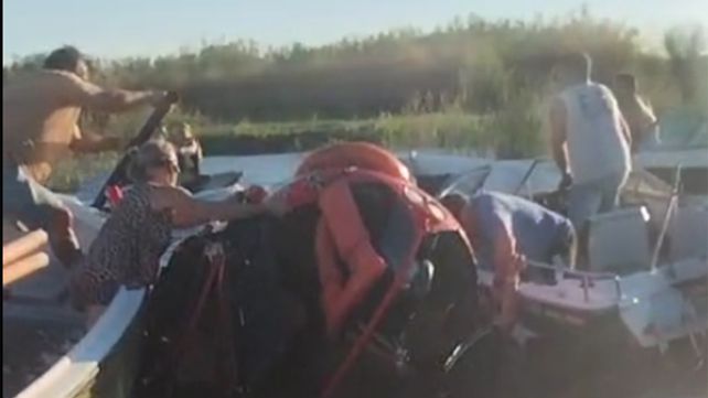 Las imágenes de las tareas de rescate revelaron los daños que causó el impacto del helicóptero contra la superficie de agua del Paraná.&nbsp;