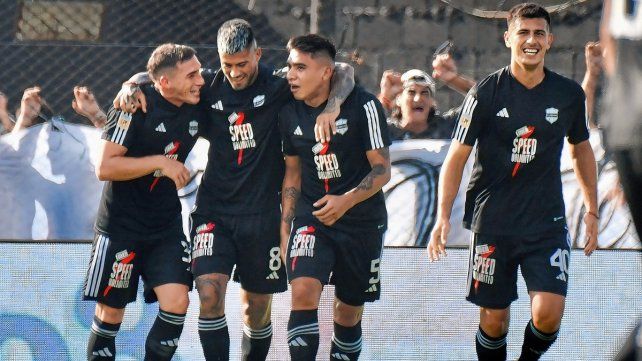 Deportivo Riestra superó en su estadio a Independiente e hilvanó su segundo éxito seguido en el certamen.