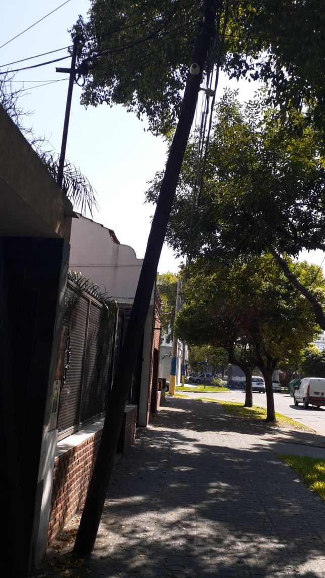 Se multiplican en Rosario los postes a punto de caer