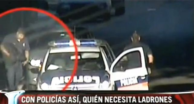 Poliladron: un video muestra como dos polic&iacute;as le roban a una mujer desmayada