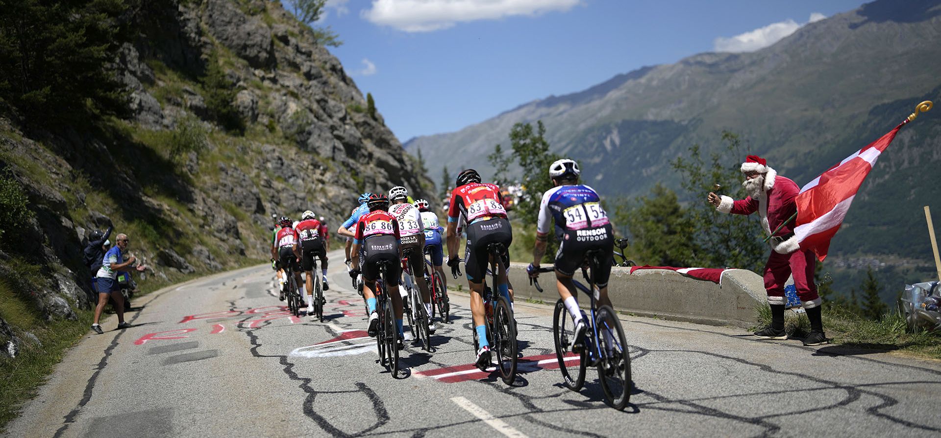 El grupo que lidera el tour sube al Col du Telegraphe durante la undécima etapa de la carrera ciclista del Tour de Francia de más de 152 kilómetros con inicio en Albertville y meta en Col du Granon Serre Chevalier, Francia, el miércoles 13 de julio de 2022.