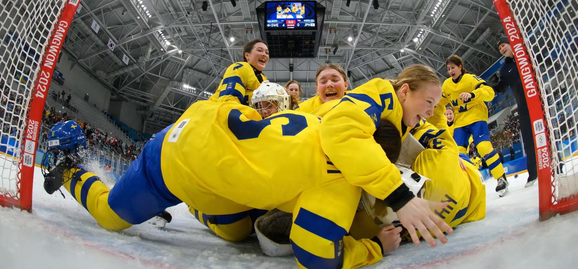 Los jugadores de Suecia celebran frente a la portería después de ganar un partido por la medalla de oro del torneo de hockey sobre hielo contra Japón durante los Juegos Olímpicos de la Juventud de Invierno, Gangwon, Corea del Sur. Fotografía: Joel Marklund/EPA Los jugadores de Suecia celebran frente a la portería después de ganar un partido por la medalla de oro del torneo de hockey sobre hielo contra Japón durante los Juegos Olímpicos de la Juventud de Invierno, Gangwon, Corea del Sur. Fotografía: Joel Marklund/EPA