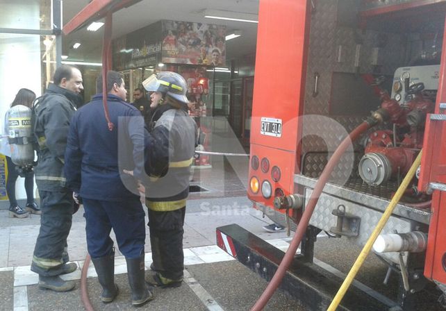 El principio de incendio en la galería Garay. / Manuel Testi.